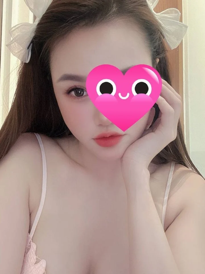 Đĩ dâm vẫy gọi, lồn hồng ướt át, vú bự mời bạn bú liếm thỏa.